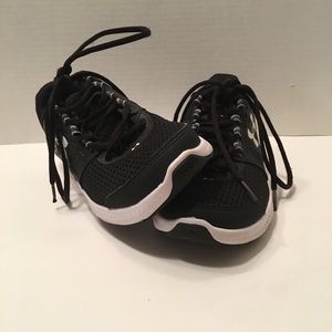 Under armour women’s 7 black & white tennis shoes